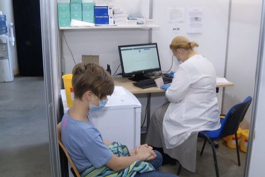 Rekomenduoja nuo koronaviruso Lietuvoje skiepyti 5-11 metų vaikus: vakcinacija galėtų prasidėti gruodį (nuotr. stop kadras)