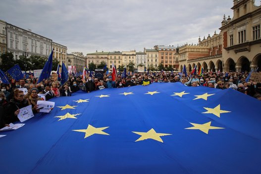 Lenkijoje dešimtys tūkstančių žmonių reiškė palaikymą šalies narystei ES (nuotr. SCANPIX)