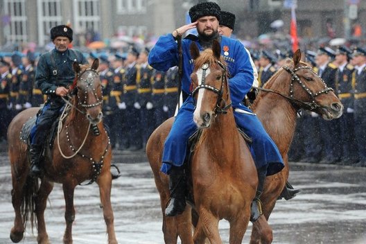 Niekaip nenurimsta: paskui baikerius į Berlyną veržiasi rusų kazokai (nuotr. SCANPIX)