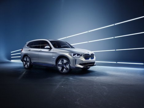 „BMW Concept iX3“: Užuomina į elektra varomą krosoverį
