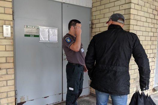 Į policijos komisariatą vyriškis atnešė granatos muliažą (nuotr. Broniaus Jablonsko)