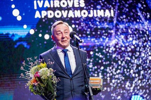 Klaipėdos rajono Dovilų pagrindinės mokyklos direktoriui Arūnui Grimaliui įteiktas „Įveiktos kliūties“ apdovanojimas. Martyno Ambrazo nuotr.  
