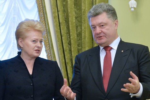 Dalia Grybauskaitė ir Petro Porošenka (nuotr. AFP/Scanpix)  