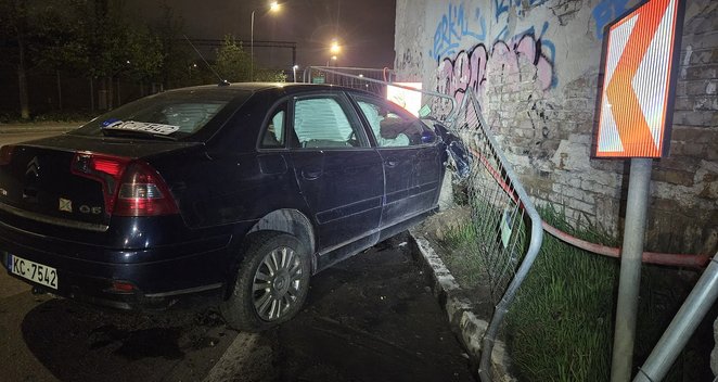 Vilniuje girtas baltarusis automobiliu rėžėsi į pastato sieną