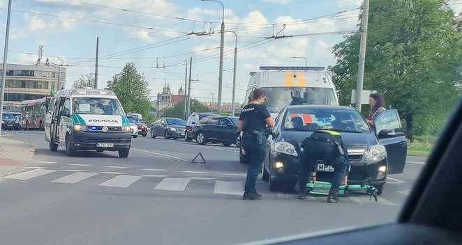Vilniuje automobilis parbloškė paspirtukininką