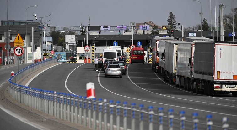 Lenkijos ūkininkai blokuoja tris Ukrainos pasienio kontrolės punktus, eilėse stovi 1 400 sunkvežimių  (nuotr. SCANPIX)