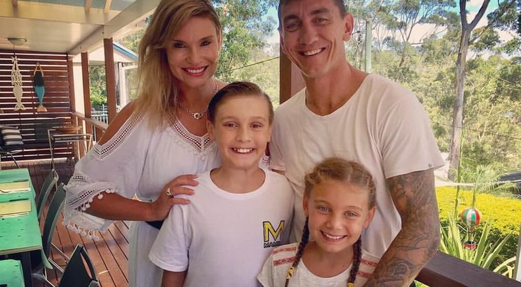 Matas Rogersas su žmona Chloe, sūnumi Maxu ir dukra Phoenix. (Organizacijos „Autism Awareness Australia“ archyvo nuotr.)  