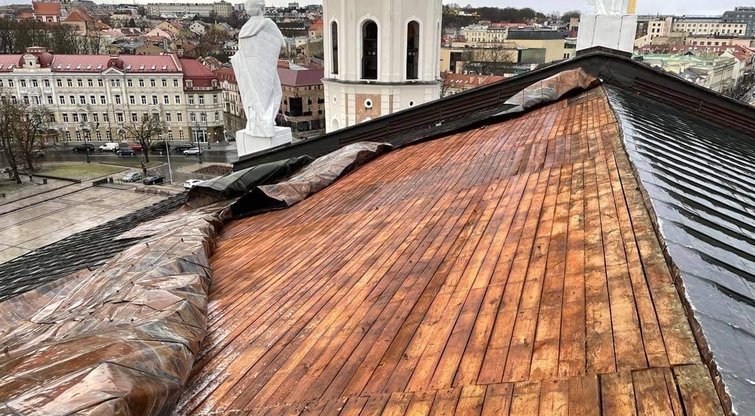 Vėjas nuplėšė Vilniaus katedros stogą (nuotr. Vilniaus arkivyskupijos)  