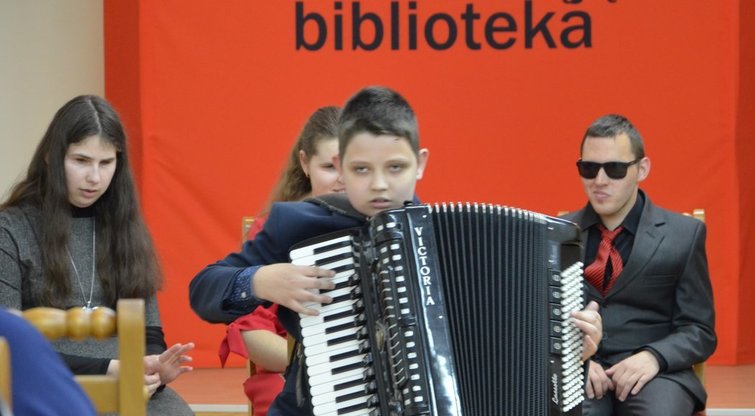 Arijus Kalinauskas groja akordeonu. (Lietuvos aklųjų bibliotekos archyvo nuotr.)  
