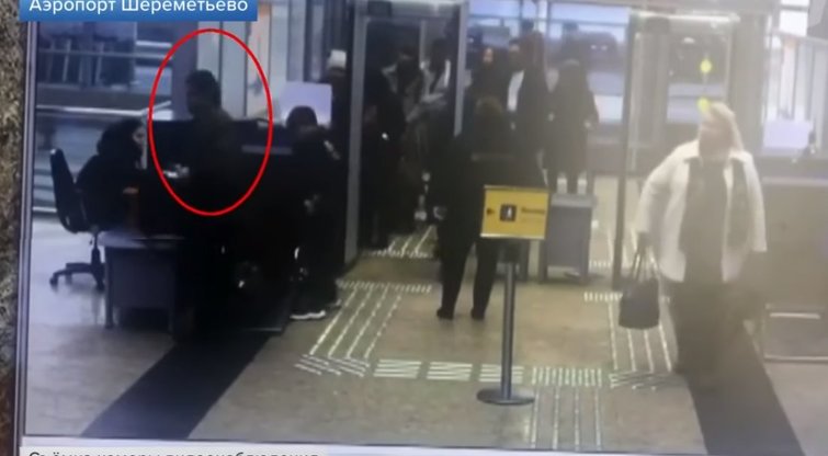 Rusas netyčia į lėktuvą įsinešė pistoletą: skrydį teko nutraukti (nuotr. YouTube)