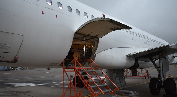Vilniaus oro uoste lėktuve sulaikyta 10 kg hašišo kontrabanda (nuotr. lrmuitine)