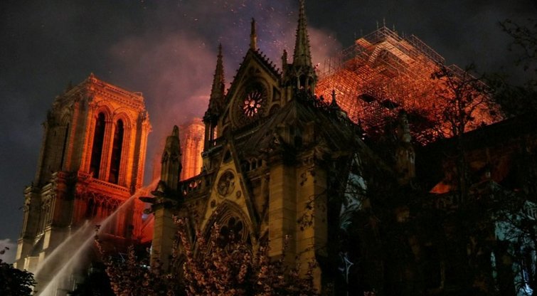 Paryžiaus Dievo Motinos katedra sudegė balandžio 15-ąją
