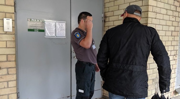 Į policijos komisariatą vyriškis atnešė granatos muliažą (nuotr. Broniaus Jablonsko)