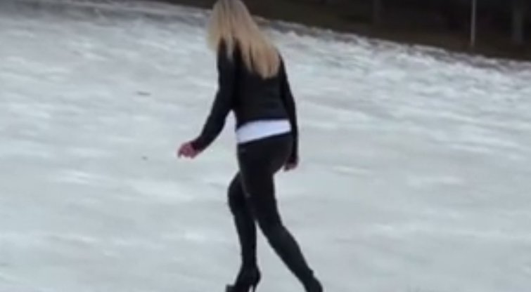 Blondinė su aukštakulniais ant ledo tapo pasauline sensacija (nuotr. YouTube)