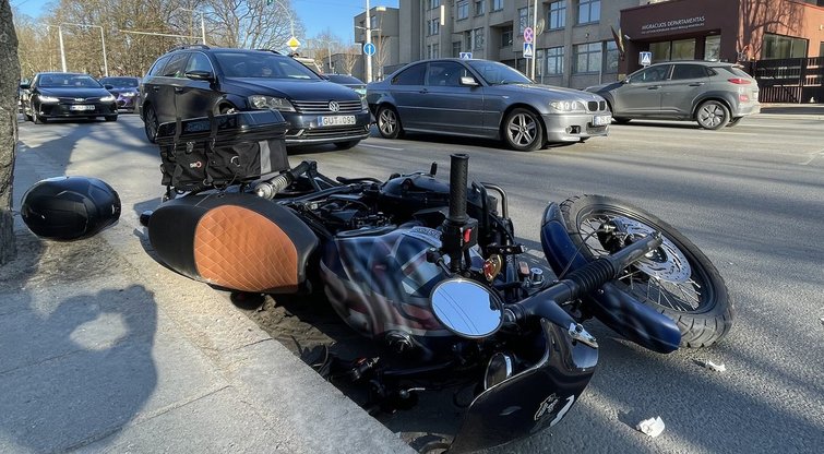 Avarija Antakalnyje: motociklas susidūrė su BMW (nuotr. TV3)