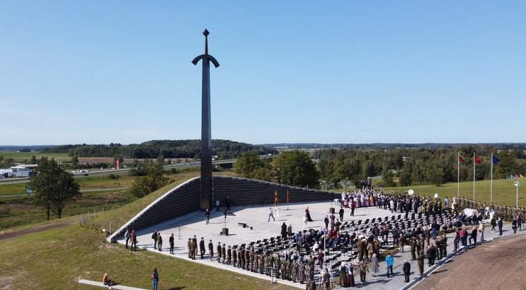 Kryžkalnyje atidengtas memorialas Lietuvos partizanams (Egidijaus Anglickio nuotr.)