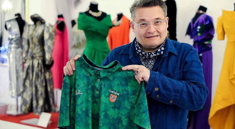 Aleksandras Vasiljevas demonstruoja Lietuvos olimpiečių aprangą (nuotr. Organizatorių)
