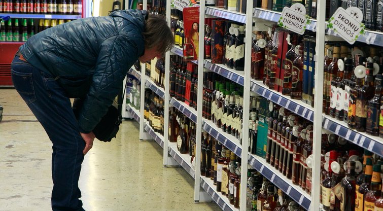 Alkoholis parduotuvėse (nuotr. Tv3.lt/Ruslano Kondratjevo)