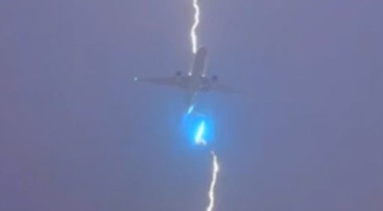Žaibas trenkia į lėktuvą (nuotr. stop kadras)