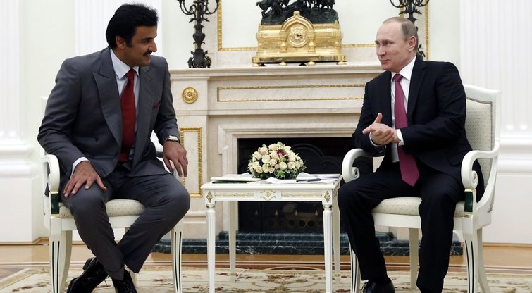 Kataro emyras šeichas Tamimas bin Hamadas al Thani ir Rusijos prezidentas Vladimiras Putinas prieš mėnesį buvo susitikę Maskvoje (nuotr. SCANPIX)