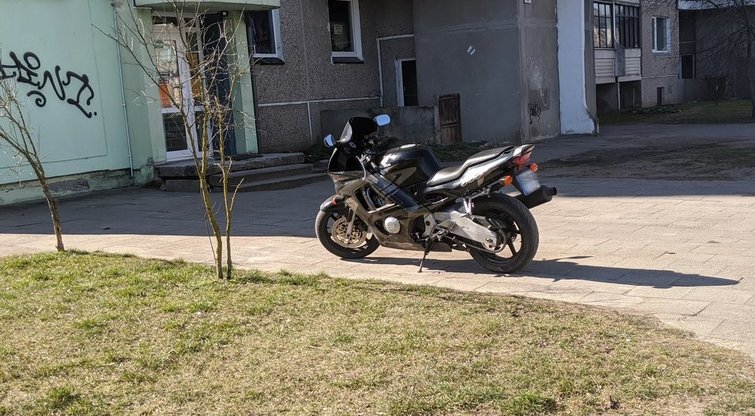 Vilniuje motociklo nesuvaldžiusi mergina atsidūrė ligoninėje (nuotr. Broniaus Jablonsko)