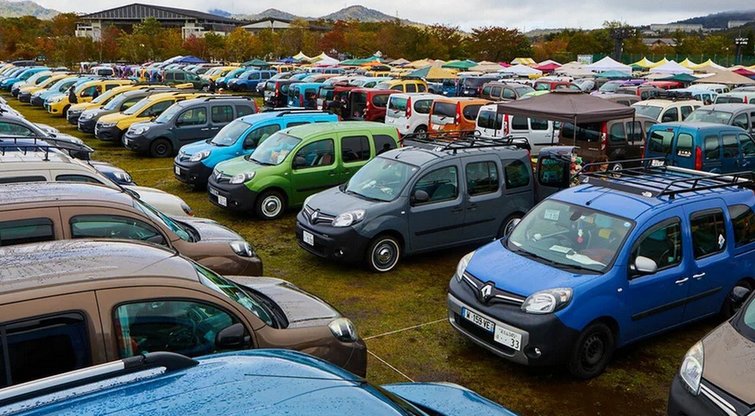 Europoje užmirštas, o Japonijoje mylimas: „Renault Kangoo“ gerbėjų susitikime – tūkstančiai žmonių
