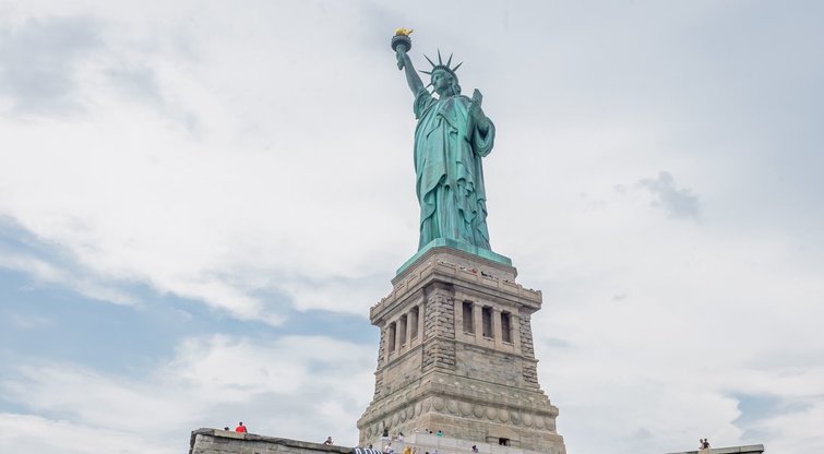Niujorko policija suėmė moterį, ant Laisvės statulos protestavusią prieš Trumpo politiką (nuotr. SCANPIX)