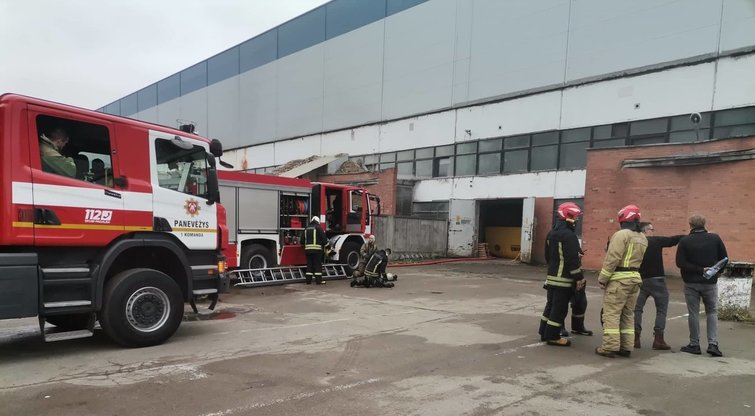 Kilo gaisras buvusioje „Ekrano“ gamyklos teritorijoje: dega gamybinės patalpos (nuotr. TV3)
