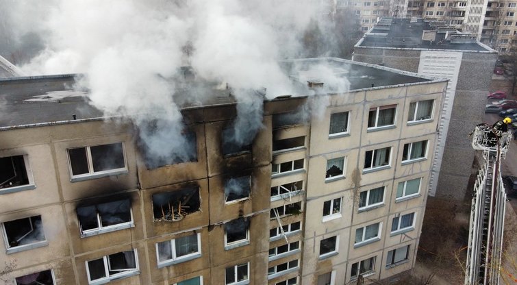 Daugiabutyje Vilniuje nugriaudėjo sprogimas: kilo gaisras, evakuoti žmonės (nuotr. Broniaus Jablonsko)