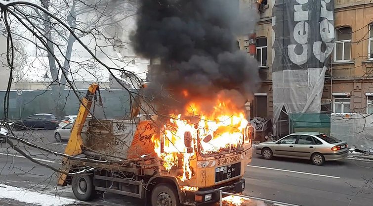 M. Daukšos gatvėje dega sunkvežimis / liudininko nuotr. (nuotr. YouTube)