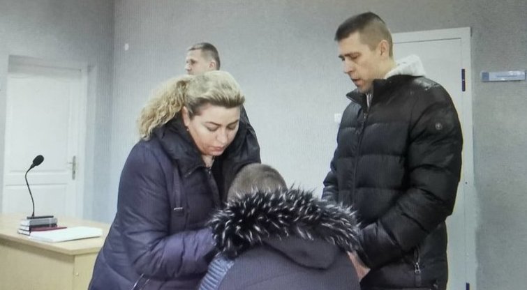Jurbarkiškis teisme verkė – jis kaltinamas 16-metės prievartavimu ir žiauriu žalojimu (nuotr. TV3)