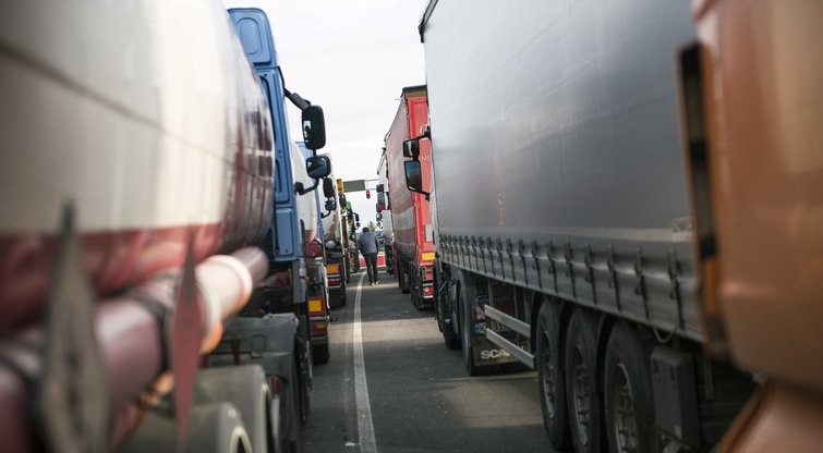 Sunkvežimiai Lenkijos ir Ukrainos pasienyje vėl įstrigę, kai kuriems tenka laukti 14 dienų (nuotr. SCANPIX)
