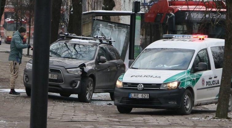 Pylimo gatvėje automobilis įlėkė į stotelę (nuotr. Broniaus Jablonsko)