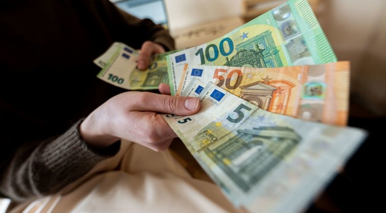 Eurai, pinigai (nuotr. Fotodiena/Justino Auškelio)