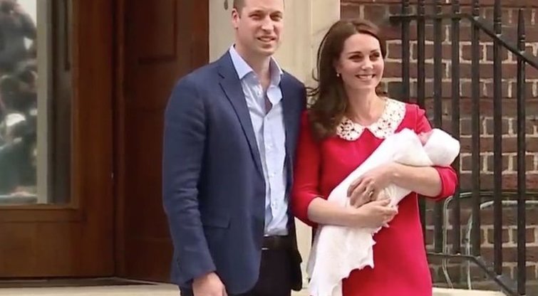 Karališkoji šeima su naujagimiu (Sky News nuotr.)  