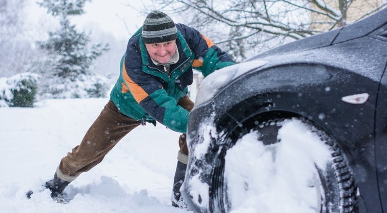 Automobilio priežiūra žiemą  (nuotr. Shutterstock.com)