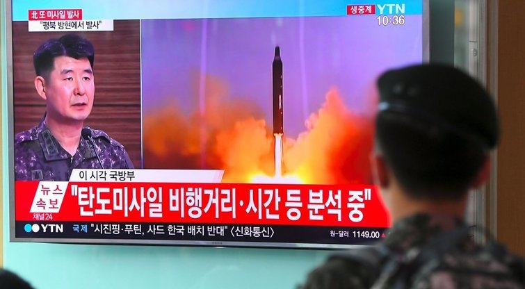 Šiaurės Korėja skelbia išbandžiusi raketą, kuri gali pasiekti JAV (nuotr. SCANPIX)