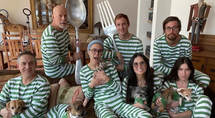 Bruce Willis ir Demi Moore su šeimos nariais (nuotr. Instagram)