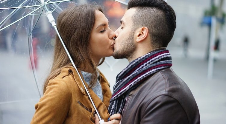 Mokslininkai išaiškino, ką bučiuojantis visi darome nevalingai (nuotr. Fotolia.com)