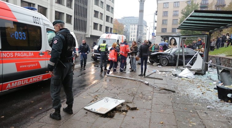 BMW įlėkė į autobusų stotelę Vilniaus centre nuotr. Broniaus Jablonsko