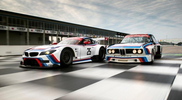 „BMW“ šių metų sezonui paruoštą „Z4 GTLM“ bolidą papuošė klasikine spalvų schema
