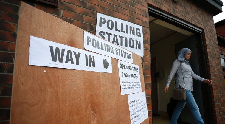 Britanijos rinkėjai balsuoja istoriniame referendume (nuotr. SCANPIX)