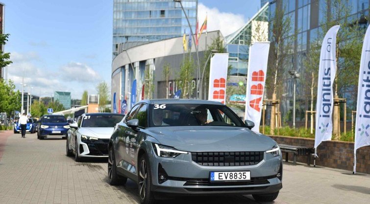 Vilniuje startavo rekordinės „Ignitis ON: Pažink Lietuvą“ elektromobilių lenktynės