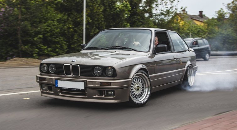 „BMW E30“ entuziastai leidosi į kelionę po Suvalkijos apylinkes