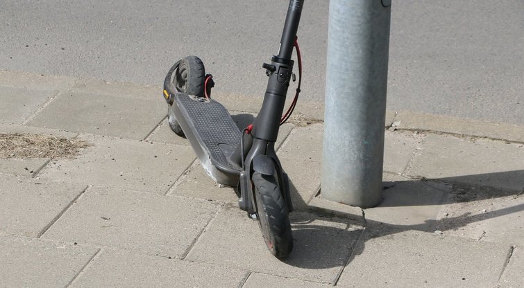 Vilniuje partrenktas paspirtukininkas: medikai išgabeno į ligoninę (nuotr. Broniaus Jablonsko)
