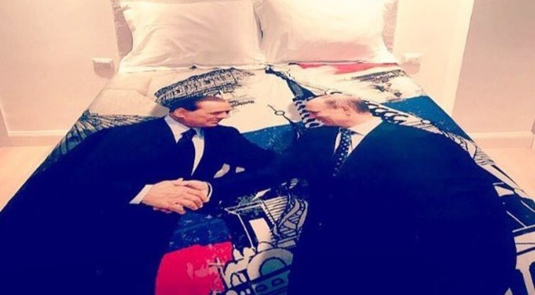 Vyrų meilė nerūdija: Berlusconi ir Putinas netikėtai atsidūrė kartu lovoje (nuotr. Instagram)