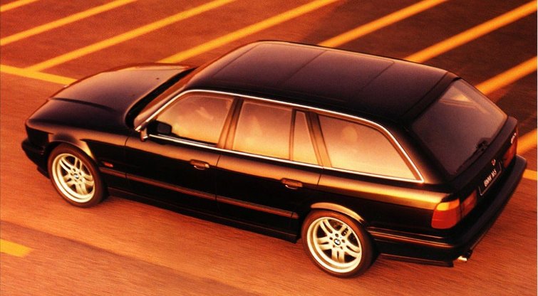 BMW sukūrė „M5“ universalo prototipą, kuris turėjo V12 variklį