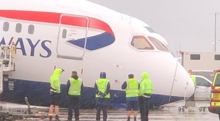 Nelaimė Anglijos oro uoste – lėktuvas priekiu rėžėsi į asfaltą  (nuotr. Twitter)