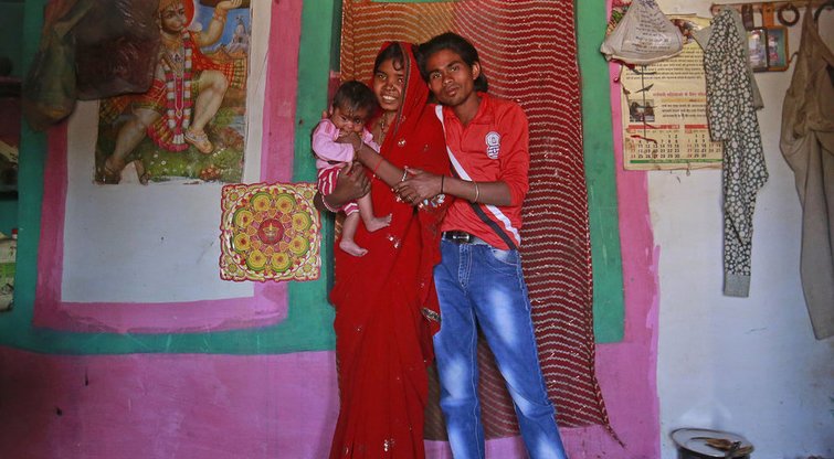 Skurdžiai gyvenanti šeima parodė savo namus Indijoje (nuotr. SCANPIX)