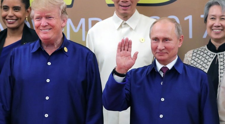 Vietname Trumpas ir Putinas trumpai vienas kitam paspaudė ranką (nuotr. SCANPIX)
